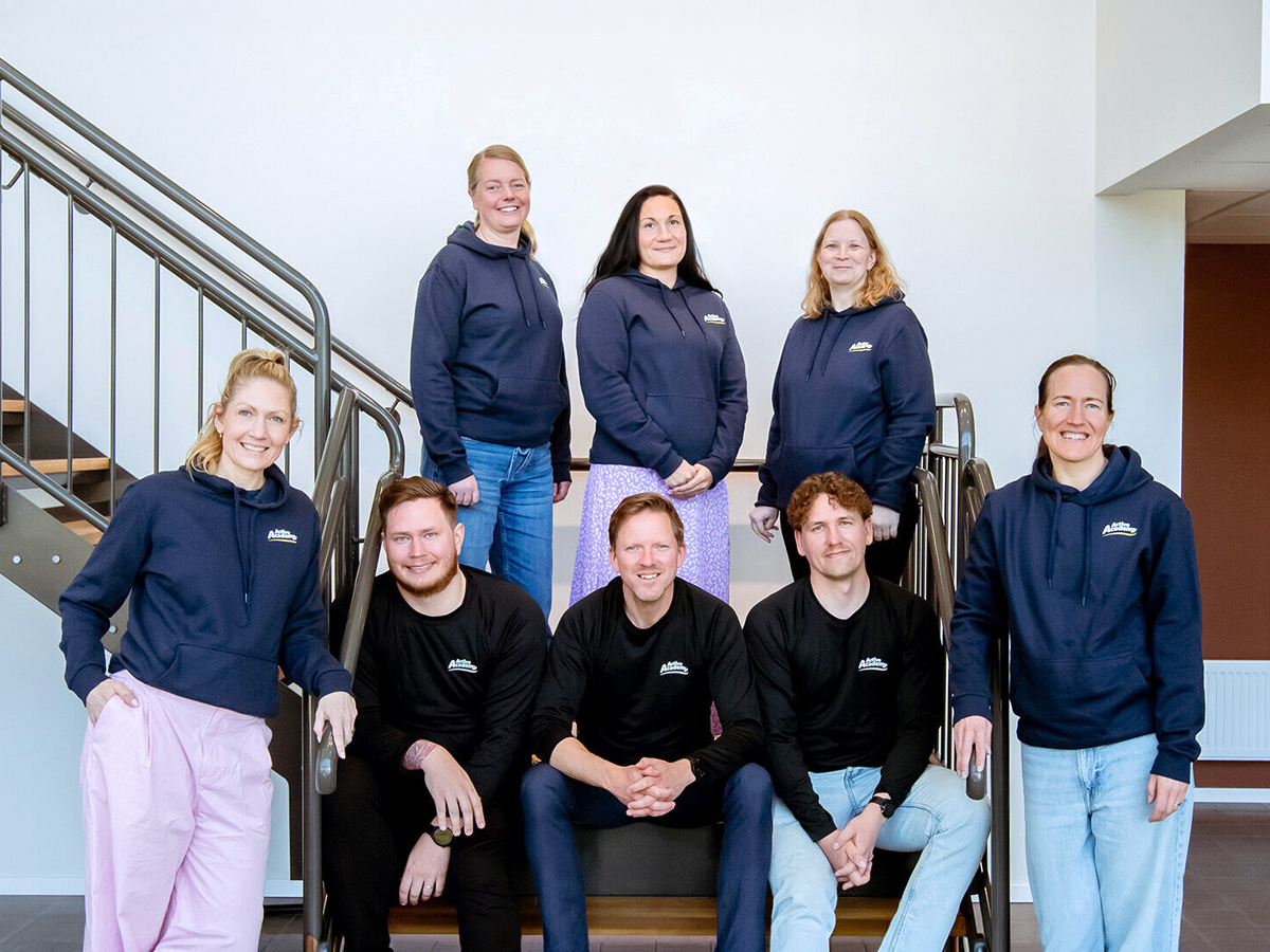 Active Academy teamet poserar på en trappa