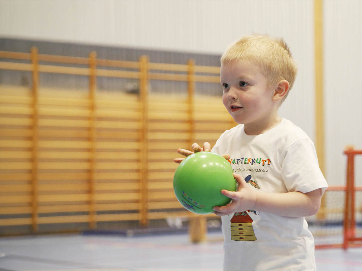 Litet barn håller Knatteskutt boll