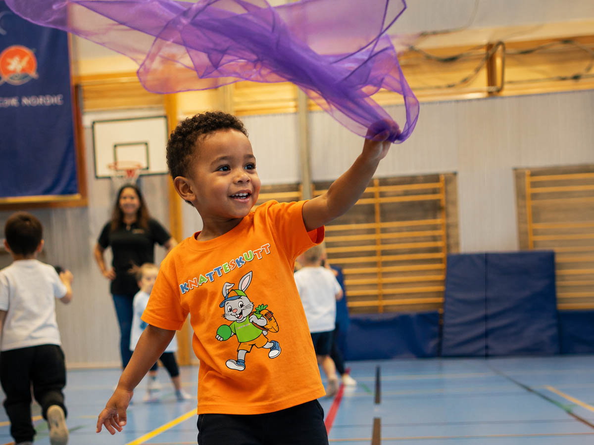 Barn dansar med scarf på Knatteskutt
