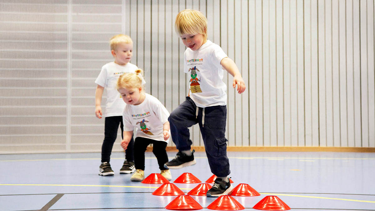 Barn som leker med koner på Knatteskutt